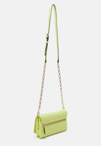 Guess ASSIA CROSSBODY FLAP ORGANIZER - Skuldertasker - chartreuse