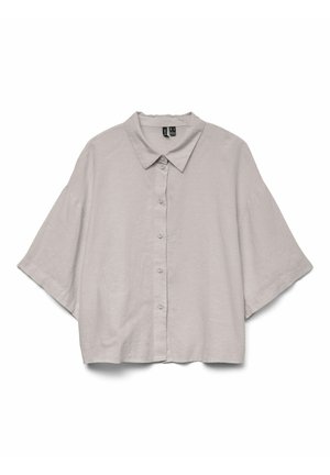Chemise à manches courtes gris clair avec boutons, manches larges et col classique, présentée sur un fond blanc.