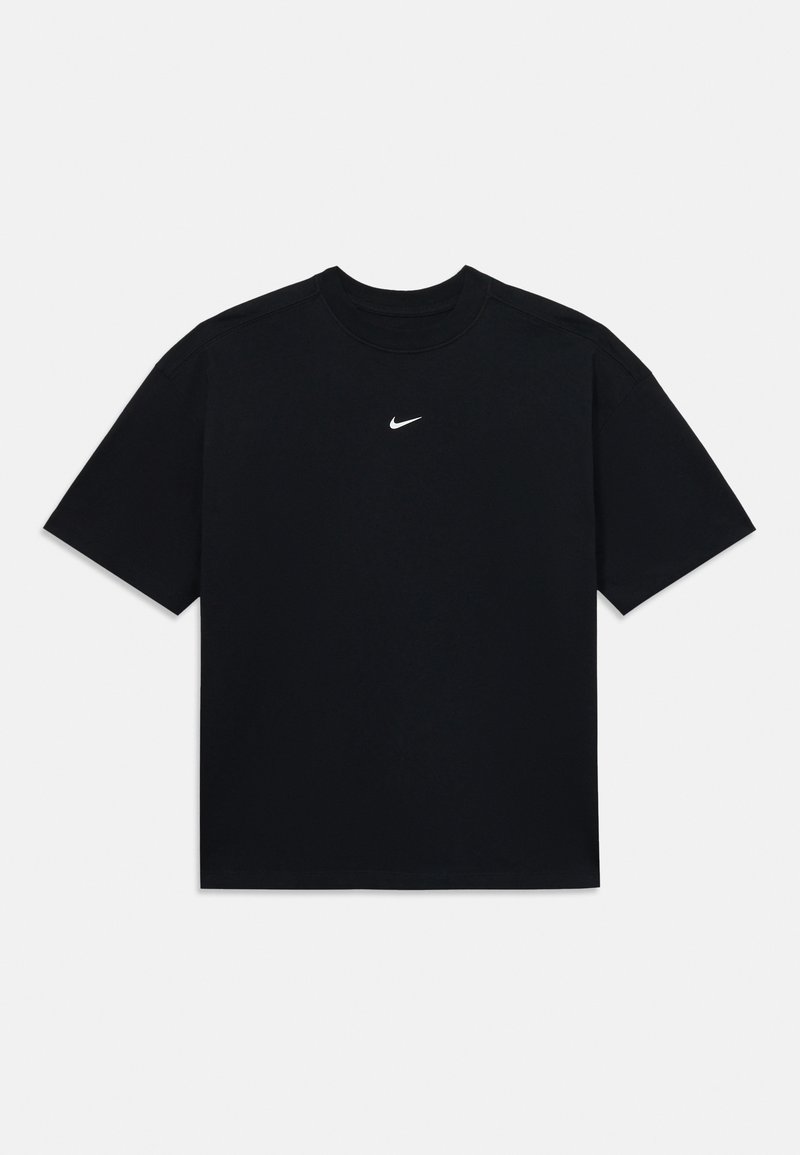 Černé bavlněné tričko s kulatým výstřihem a krátkými rukávy. Malé bílé logo Nike je umístěno na střední části hrudníku.