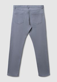 Graue Denim-Hosen mit einer figurbetonten Passform, die zwei Gesäßtaschen, einen geraden Bein-Schnitt und ein sauberes Finish ohne sichtbare Nähte aufweisen.