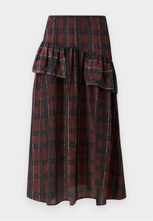 Falda maxi en patrón de cuadros en rojo oscuro y negro, con volantes en capas en la cintura, hecha de tela ligera con una textura suave.