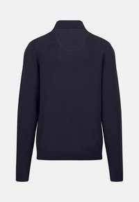 Maglione blu navy a maniche lunghe con colletto e polsini a coste; texture liscia, design minimal, senza pattern visibili o dettagli in metallo.
