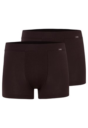 Zwei schwarze Boxershorts für Männer mit flachen Nähten und kleinen Markenetiketten am linken Taillenbund, dargestellt vor einem weißen Hintergrund.