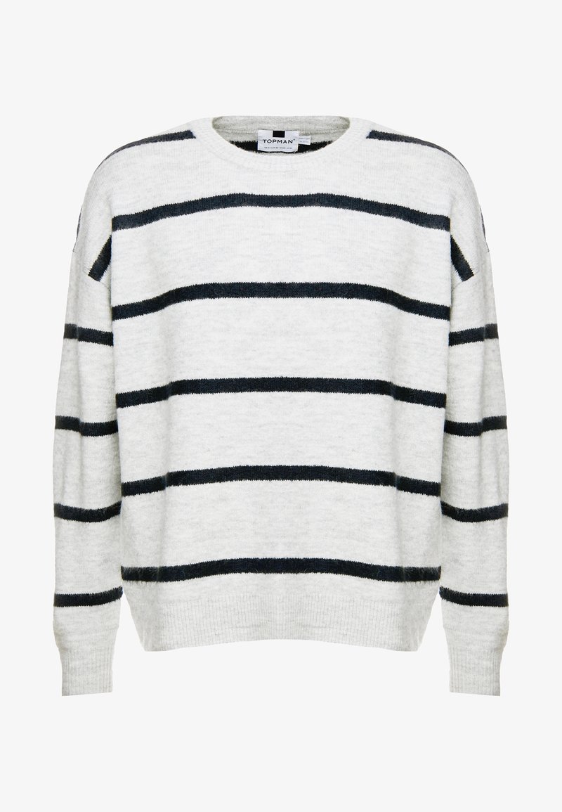 Pull en maille blanc avec des rayures horizontales noires, manches longues et col rond, avec une coupe décontractée.