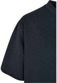 Tamsiai mėlynas trumparankovė vientiso kaklo marškinėliai, pagaminti iš minkštos, dryžuotos medvilnės audinio.