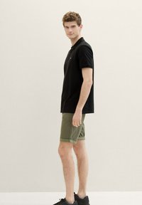 TOM TAILOR Šortky - olive geometric structure
