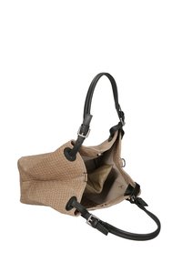 Borsa a mano beige intrecciata con un motivo testurizzato, manici in pelle nera e un interno spazioso con rivestimento marrone chiaro e scomparti.