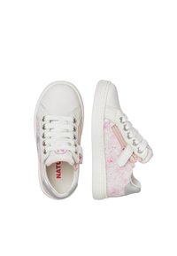 Sneakers bianchi con un pannello glitterato rosa lucido e argento, chiusura con stringhe e una cerniera decorativa con una consistenza morbida su un lato.