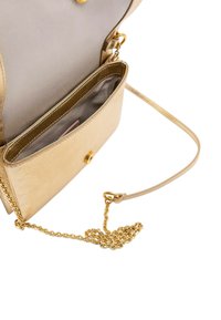Borsa a tracolla metallizzata dorata con tracolla a catena, caratterizzata da un esterno liscio, una chiusura a scatto e una tasca interna.