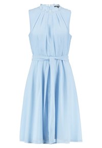 Jasnoniebieska sukienka bez rękawów z plisowanym górnym krojem, wysokim dekoltem i dopasowanym paskiem w talii. Miękki, lekki materiał z dołem powyżej kolan.