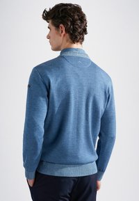 Maglione azzurro a maglia con colletto e polsini a coste. Presenta una texture liscia e un delicato motivo melangiato. La vista posteriore mostra un design aderente.