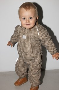 Brun sjakkrutet polstret jumpsuit med høy krage, glidelås foran og elastiske ermer. Båret av et barn, kombinert med brune skinnsko.