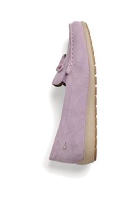 Mocassin en daim lilas avec semelle en caoutchouc beige et détails cousus, vu de profil.