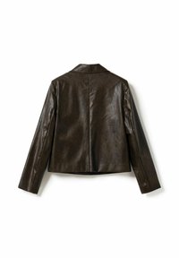 Barna műbőr dzseki, rövidített fazon, hajtókás nyak, hosszú ujjak, sima textúra, középső hátsó varrással és minimalista stílussal.