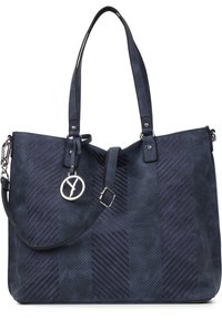 Sac cabas en cuir perforé bleu marine avec deux poignées, bandoulière réglable et un pendentif rond en argent suspendu près du haut.