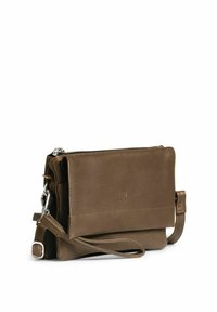 Borsa a tracolla in pelle marrone con chiusura a zip, tracolla regolabile e logo impresso sul davanti. Forma rettangolare, superficie liscia.