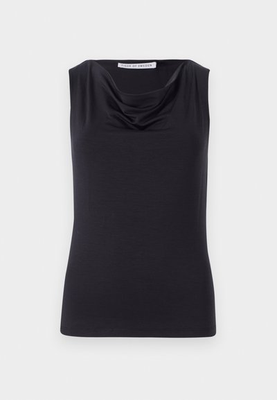 Svart ermeless topp med drapert cowl-halslinje. Mykt, glatt stoff, tettsittende design, og nederkanten har en lett buet form.