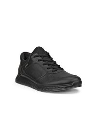 Zapatilla deportiva de cuero negro con lengüeta de malla, cierre de cordones y suela texturizada inclinada para mostrar detalles frontales y laterales.