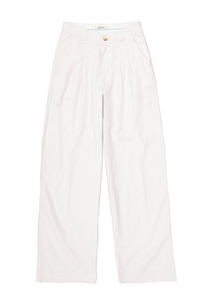Pantalones de pierna ancha en rosa claro con cintura alta, pliegues frontales, cierre de un solo botón y bolsillos laterales. Textura de tela suave y lisa.