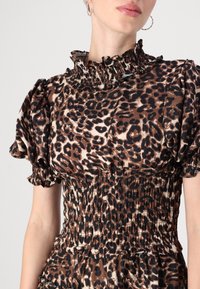 Rjava obleka s leopardjim vzorcem z visokim nabranim ovratnikom, kratkimi napihnjenimi rokavi in smockanim pasom za prilegač izgled. Gladka tekstura tkanine.