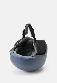 Modra čelada z gladko zunanjostjo in mehko sivo notranjostjo. Ima nastavljiv trak in mrežasto podrobnost za prezračevanje.