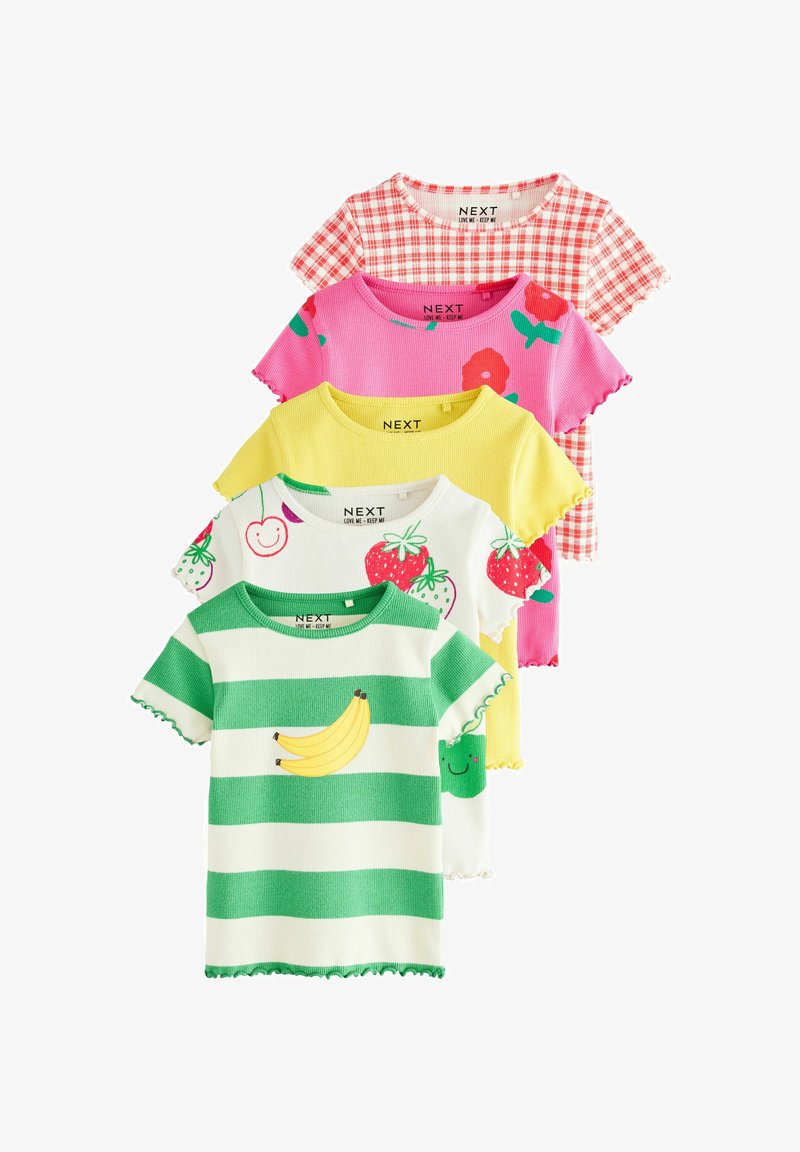 Cinq chemises à manches courtes pour tout-petits : rayures vertes avec banane, blanc avec fraises, jaune, rose avec fleurs et motif à carreaux rouges.