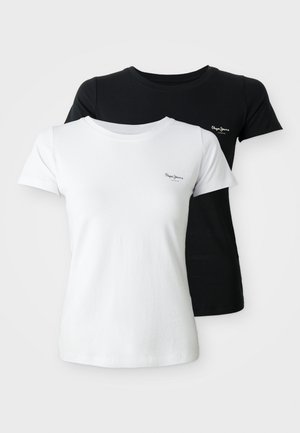 To kortermede t-skjorter med rund hals, en hvit og en svart, hver med et lite brodert logo på venstre bryst.