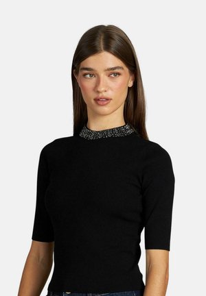 Top negro de manga corta con un escote texturizado y adornado. Diseño ajustado hecho de una tela suave, que ofrece un acabado liso y una silueta estructurada.