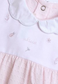 Abito rosa chiaro con colletto bianco scallop. Presenta pois in rilievo, ricami in argento e rosa, e una vita arricciata.
