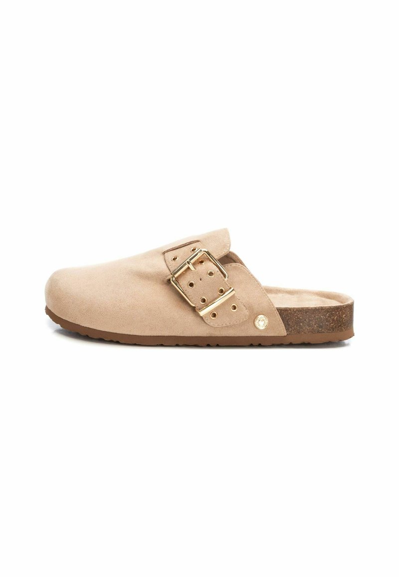 Zoccoli in suede beige con punta tonda, dotati di una larga fascia e dettagli con fibbie dorate, suola in sughero. Texture liscia.