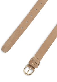 Ceinture en cuir couleur havane avec une texture lisse, dotée de ferrures dorées et d'une boucle simple. Quatre trous de réglage pour l'ajustement.