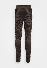 Leggings bruns froncés en tissu lisse et brillant. Coupe slim avec une large ceinture, présentant une texture froncée le long des jambes.