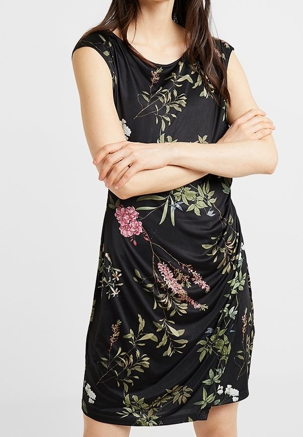 Czarna sukienka w kwiaty z krótkimi rękawami. Posiada marszczony fason ozdobiony kolorowymi, botanicznymi wzorami w zieleni, różu i bieli.