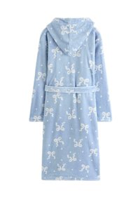 Jasnoniebieski szlafrok polarowy z kapturem, ozdobiony białymi wzorami kokardek i groszków, z paskiem do wiązania oraz długimi rękawami. Miękka faktura.