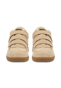 Beige velúr tornacipők három tépőzárral, gyapjú béléssel a gallérnál, gumi talpak és strukturált barna talppal.