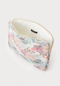 Housse d'ordinateur portable à motifs floraux avec un fond crème, une fermeture éclair dorée et un intérieur doux et lisse. Présente diverses fleurs et feuilles pastel.