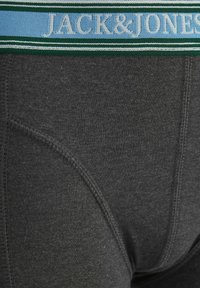 Sous-vêtement masculin gris foncé avec une large ceinture élastique verte et bleue portant le texte "JACK & JONES" en blanc.