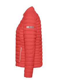 Chaqueta acolchada roja con un diseño de rombos, que presenta un parche con logo, bolsillos laterales con cremallera y un cuello alto. Fabricada con material ligero.