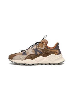 Sneakers z zamszu i siatki w mieszance brązowych i beżowych odcieni, z teksturowanymi akcentami i masywną białą gumową podeszwą. Posiadają unikalny system sznurowania.
