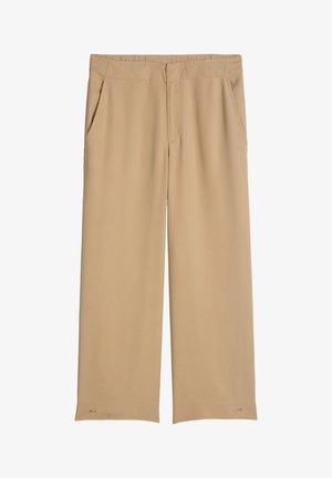 Beżowe spodnie o prostych nogawkach z bocznymi kieszeniami i płaskim pasem, wykonane z gładkiego, lekkiego materiału.