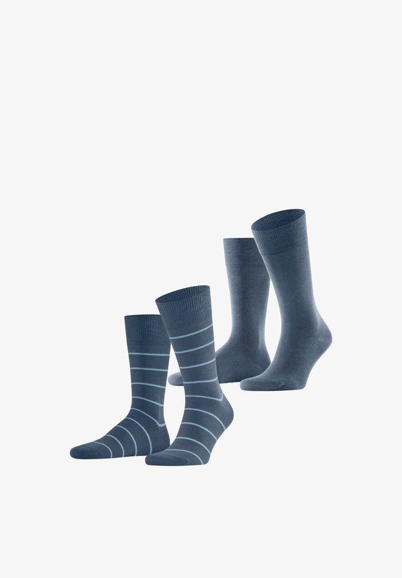 Deux paires de chaussettes basses bleues ; une unie et une avec des rayures horizontales bleu clair, présentées debout sur un fond blanc.