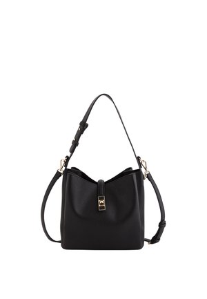 Sac seau en cuir noir texturé avec bandoulières ajustables pour épaule et porté croisé, fermeture à boucle dorée à l'avant.