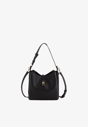 Sac seau en cuir noir texturé avec bandoulières ajustables pour épaule et porté croisé, fermeture à boucle dorée à l'avant.