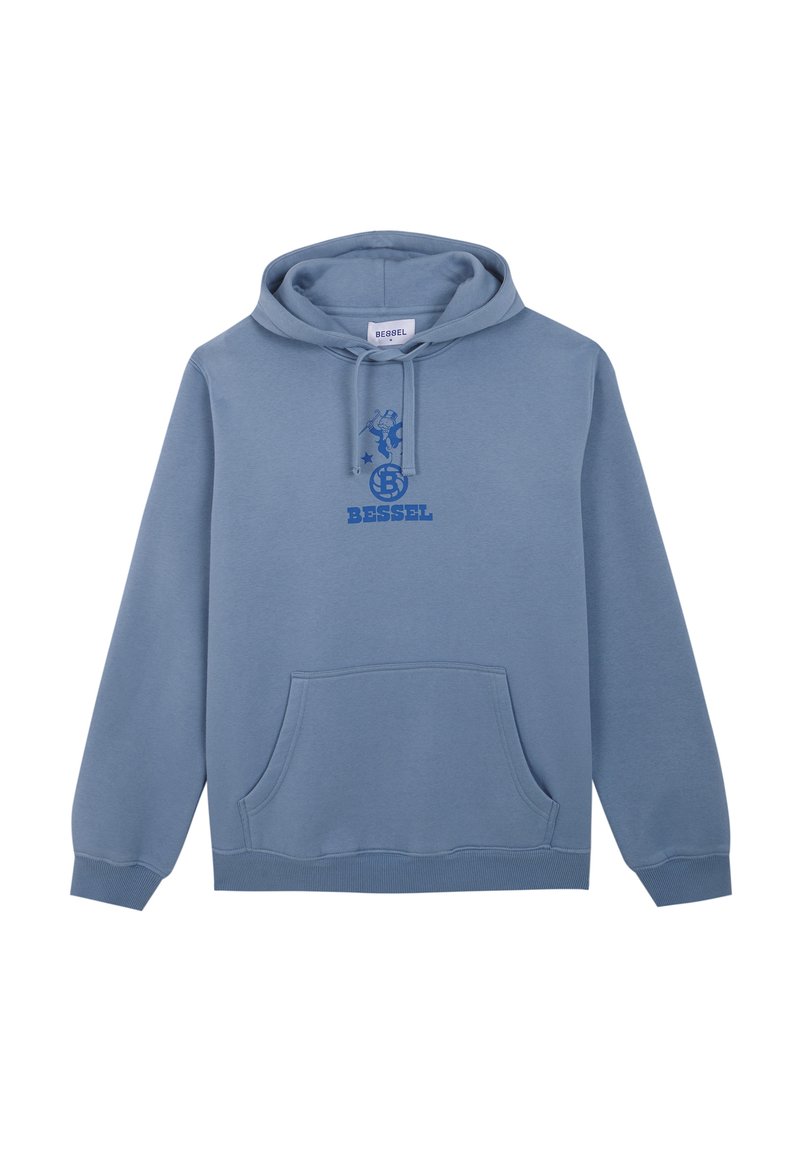 Sudadera azul claro hecha de una mezcla de algodón, con un bolsillo canguro delantero y un estampado gráfico azul que incluye la palabra "BESSEL" y un diseño relacionado con el fútbol.