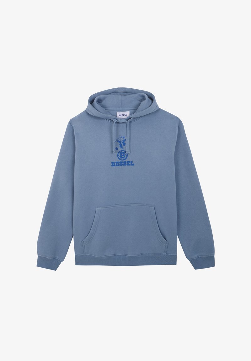Sudadera azul claro hecha de una mezcla de algodón, con un bolsillo canguro delantero y un estampado gráfico azul que incluye la palabra "BESSEL" y un diseño relacionado con el fútbol.
