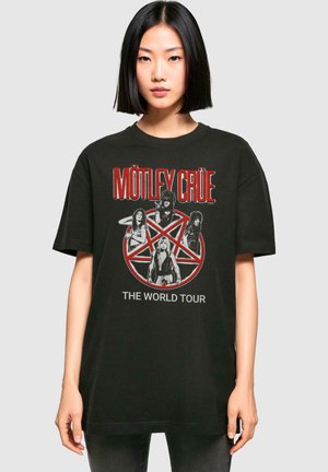 Svart bomull t-skjorte med grafisk design og teksten "MÖTLEY CRÜE THE WORLD TOUR" samt en illustrasjon av bandmedlemmer med røde detaljer.