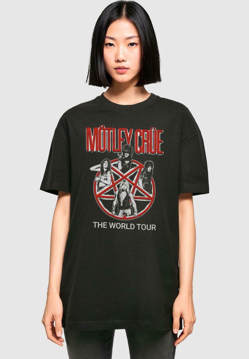Svart bomull t-skjorte med grafisk design og teksten "MÖTLEY CRÜE THE WORLD TOUR" samt en illustrasjon av bandmedlemmer med røde detaljer.