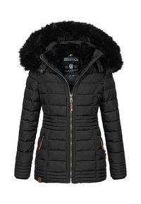 Chaqueta acolchada negra con capucha forrada de piel sintética, cierre frontal con cremallera y bolsillos laterales. Cuenta con costuras horizontales y cintura elástica para un mejor ajuste.