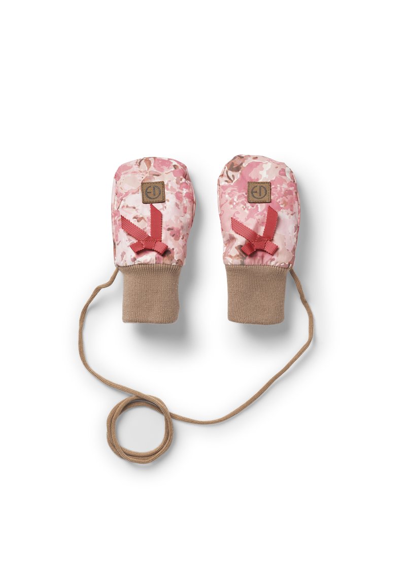 Vaaleanpunaiset ja beige eristetyt lapaset, joissa on maastokuvio, sekä neulottu resori ja liitosnaru. Brändilogo näkyy toisessa lapasessa.