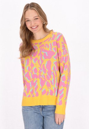 Pull en tricot avec une base jaune vif et un motif d'imprimé animal rose et aqua. Poignets et ourlet côtelés ajustés ; col rond.